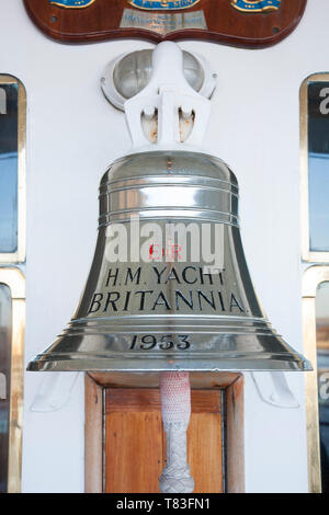 Édimbourg, Ville d'Édimbourg, Écosse. Cloche du navire sur l'emblématique Royal Yacht Britannia, amarré au terminal de l'océan, Leith. Banque D'Images