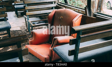 Des sièges vides dans l'ancien bus de passagers abandonnés. Vue de l'intérieur de l'autobus, coloré. Banque D'Images