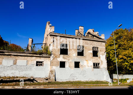 Vieille maison abandonnée par la route. Ruines par la rue. Banque D'Images