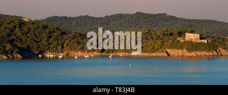 La France, Var, Iles d'Hyères, Parc National de Port Cros (parc national de Port Cros), île de Porquerolles, l'Alycastre Fort et Bay Banque D'Images