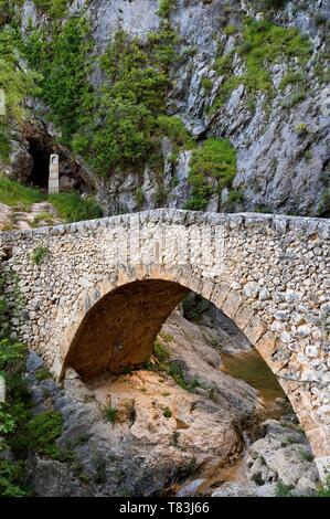 France, Alpes de Haute Provence, Parc Naturel Régional du Verdon, le village de Moustiers Sainte Marie, étiqueté Les Plus Beaux Villages de France (Les Plus Beaux Villages de France), pont sur le chemin de croix menant à Notre Dame de Beauvoir Banque D'Images