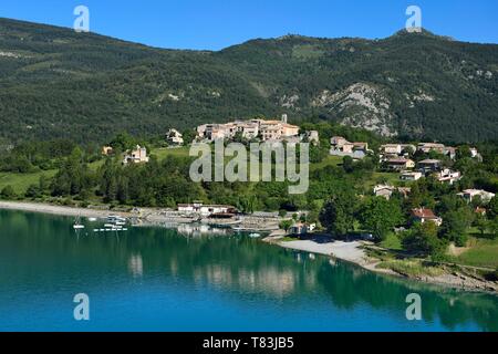 France, Alpes de Haute Provence, Parc Naturel Régional du Verdon, le lac de Castillon créée par la rivière du Verdon au village de Saint Julien du Verdon Banque D'Images