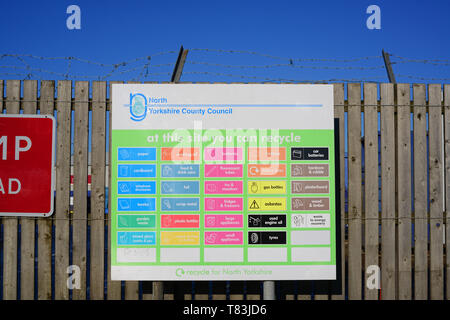 Avis du conseil d'articles qui peuvent être recyclés au centre de recyclage de Selby par North Yorkshire County Council Royaume-Uni Banque D'Images