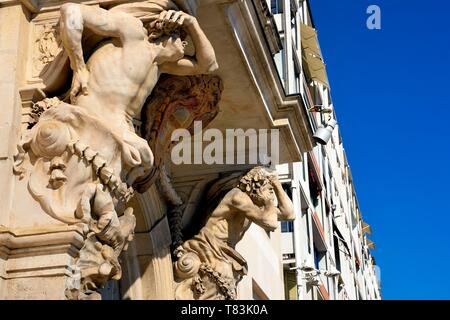 La France, Var, Toulon, atlantes de pierre Puget (17e siècle) autour de la porte quai Cronstadt de l'ancien Hôtel de Ville Banque D'Images