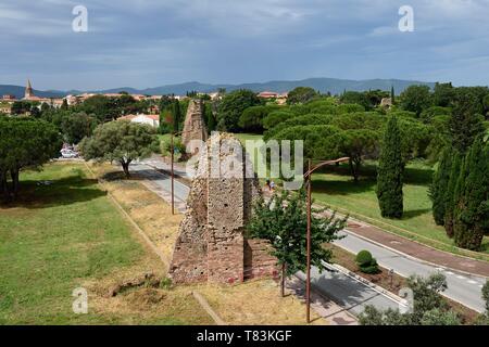 La France, Var, Fréjus, Forum Julii, plaine de Sainte-Croix, l'aqueduc romain du 1er siècle avant notre ère autour de l'avenue du XVeme corps Banque D'Images