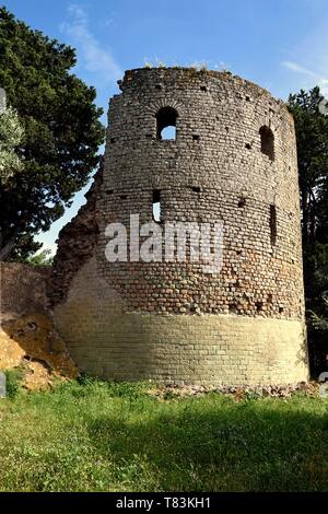 La France, Var, Fréjus, Forum Julii, la tour romaine dans le nord de remparts de la ville romaine dans le jardin clos de la Tour Banque D'Images