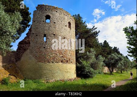 La France, Var, Fréjus, Forum Julii, la tour romaine dans le nord de remparts de la ville romaine dans le jardin clos de la Tour Banque D'Images