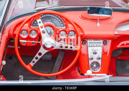 Vieille Chevrolet Corvette avec intérieur rouge Banque D'Images