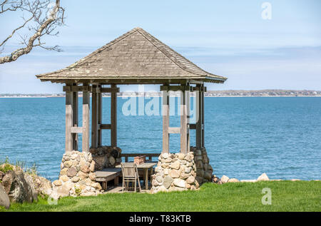 Petit bois et pierre belvédère avec bay au-delà Banque D'Images