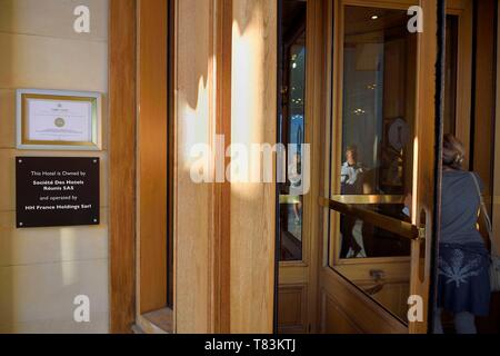 France, Alpes Maritimes, Cannes, le Carlton palace porte pivotante sur le boulevard de la Croisette Banque D'Images