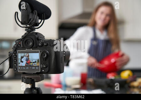 Faire Vlogger femelle Social Media Vidéo sur Internet pour la cuisson Banque D'Images