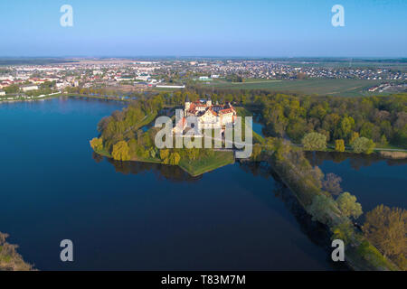 Vue sur le château de Nesvizh devint un lieu crucial dans la matinée (panorama aerial survey). Bélarus Banque D'Images