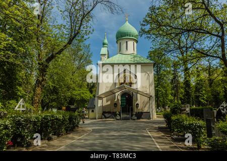 Prague, République Tchèque - 8 mai 2019 : l'église orthodoxe, le sanctuaire de la Dormition de la Theotokos au cimetière Olsany dans quartier de Zizkov. Journée ensoleillée. Banque D'Images