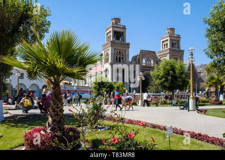 Scène de la vie quotidienne à Plaza de Armas ou place principale avec la cathédrale en arrière-plan dans la région de Huaraz, Pérou Banque D'Images