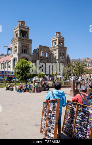 Lunettes de colporteurs à Plaza de Armas ou place principale avec la cathédrale dans le bachground, Huaraz, Ancash, Pérou Région Banque D'Images