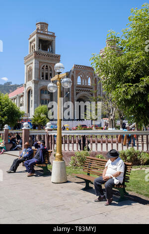 Scène de la vie quotidienne à Plaza de Armas ou place principale avec la cathédrale en arrière-plan dans la région de Huaraz, Pérou Banque D'Images