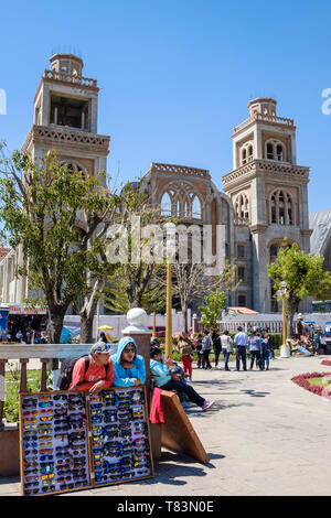 Lunettes de colporteurs à Plaza de Armas ou place principale avec la cathédrale dans le bachground, Huaraz, Ancash, Pérou Région Banque D'Images