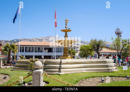 Fontaine à Plaza de Armas ou place principale de Huaraz, Ancash, Pérou Région Banque D'Images