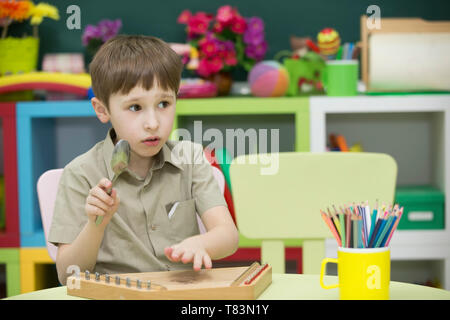 Un enfant avec un instrument de musique. Garçon apprendre à jouer de la cornemuse Banque D'Images