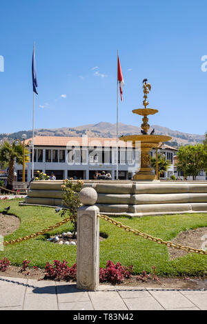 Fontaine à Plaza de Armas ou place principale de Huaraz, Ancash, Pérou Région Banque D'Images