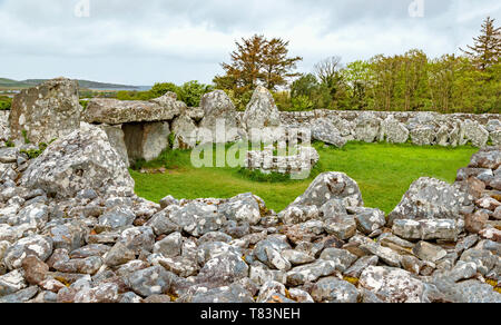 Creevykeel Court tombeau, un tombeau de la cour datant de la période néolithique (4000-2500 avant notre ère ) , à Clonakilty, dans le comté de Cork, en République d'Irlande. Banque D'Images