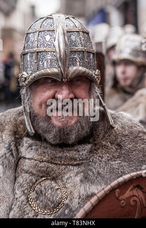 Le 2011 Haut Helly Aa photographié comme vikings mars les rues de Lerwick. Up Helly Aa est un viking fire festival unique à l'Îles Shetland, au nord o Banque D'Images