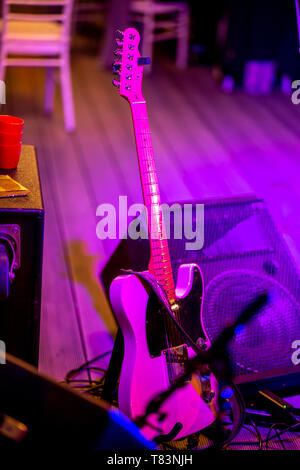 Guitare électrique et d'amplification dans la lumière multicolore sur scène durant les célébrations. Résumé vide allumé la scène avec une guitare électrique Banque D'Images