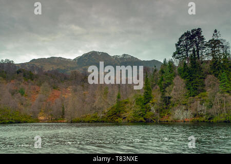 Photographie d'hiver à la recherche sur le Loch Katrine vers les Trossach hills et Coire na Uruisgean sur un après-midi d'hiver Banque D'Images