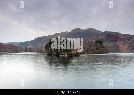 Photographie d'hiver à la recherche sur le Loch Katrine vers les Trossach hills et Coire na Uruisgean sur un après-midi d'hiver Banque D'Images