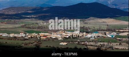 Espagne, Aragon, Huesca, Bailo, vue d'un village et d'une plaine agricole arides au printemps Banque D'Images