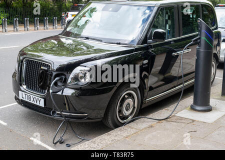 La recharge d'une bouilloire London taxi sur la rue. Londres, Angleterre Banque D'Images