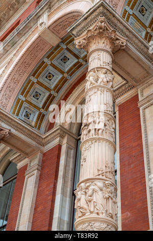 Les colonnes ornées à l'extérieur de l'Henry Cole aile du Victoria and Albert Museum, Exhibition Road, South Kensington, Londres, Angleterre Banque D'Images