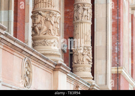 Les colonnes ornées à l'extérieur de l'Henry Cole aile du Victoria and Albert Museum, Exhibition Road, South Kensington, Londres, Angleterre Banque D'Images