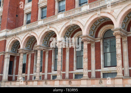 Les colonnes ornées à l'extérieur de l'Henry Cole aile du Victoria and Albert Museum, Exhibition Road, South Kensington, Londres, Angleterre Banque D'Images