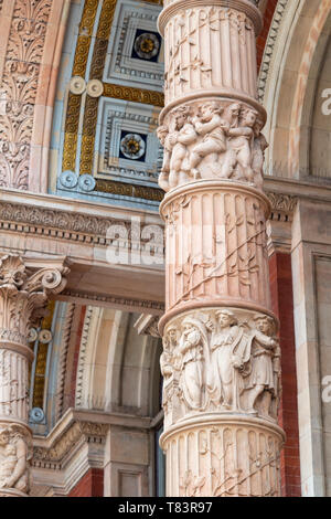 Les colonnes ornées à l'extérieur de l'Henry Cole aile du Victoria and Albert Museum, Exhibition Road, South Kensington, Londres, Angleterre Banque D'Images