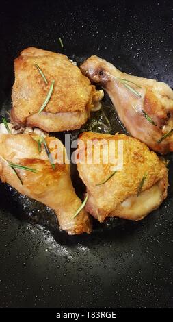 Libre de jambes de poulet rôti au romarin dans une casserole Banque D'Images