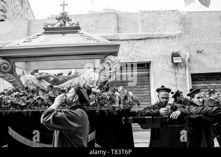 TRAPANI, ITALIE - 19-20 Aprile 2019 - Les mystères de Trapani est une longue procession de 24 heures avec vingt flotteurs de réalisme des scènes de la Passion Banque D'Images