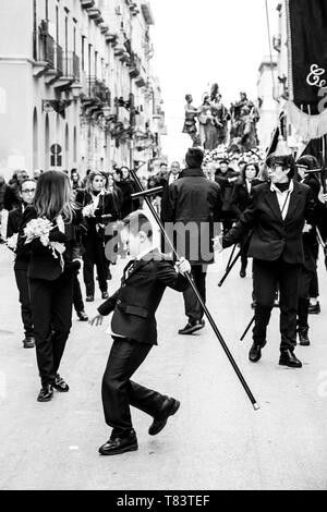 TRAPANI, ITALIE - 19-20 Aprile 2019 - Les mystères de Trapani est une longue procession de 24 heures avec vingt flotteurs de réalisme des scènes de la Passion Banque D'Images