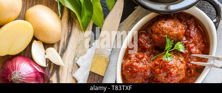 Boulettes de viande avec sauce tomate aigre-douce Banque D'Images