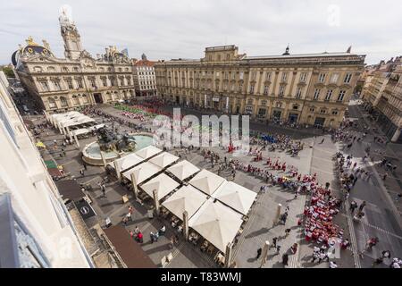 France, Rhône, Lyon, la Presqu'île, site historique classé au Patrimoine Mondial de l'UNESCO, la place des Terreaux, Hôtel de Ville et le Palais des Beaux Arts pendant la biennale de la danse Banque D'Images