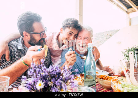 Les gens heureux concept famille rire et s'amuser ensemble avec trois différentes générations age : grand-père, père et fils adolescent tous ensemble Banque D'Images