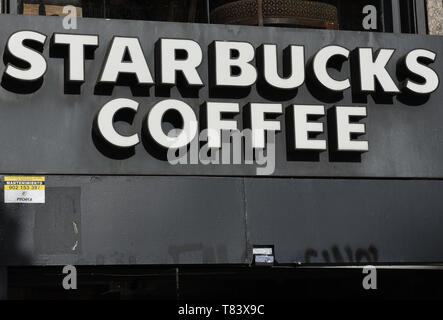 Café Starbucks logo signe vu sur l'entrée du magasin à la place Callao de Madrid. Banque D'Images