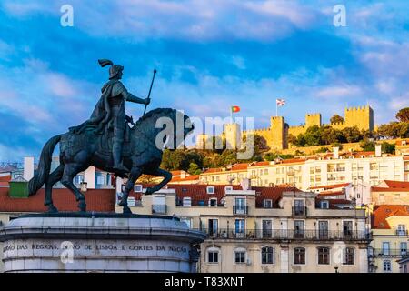 Portugal, Lisbonne, le château Sao Jorge vue depuis place Figueira et statue équestre du roi Jose JE Banque D'Images