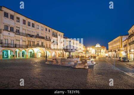 Le Portugal, l'Alentejo, Evora, Patrimoine Mondial de l'UNESCO, la place Giraldo (Praça do Giraldo) est le coeur de la ville, bordée d'arcades partiellement et décorées avec une fontaine en marbre du 16ème siècle Banque D'Images