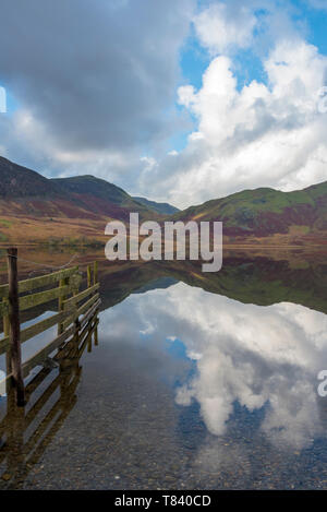 Prises par la rive de Crummock Water.C'est un lac situé dans la région appelée le Lake District Site du patrimoine mondial de l'UNESCO. Banque D'Images