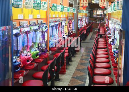 OSAKA, JAPON - 23 NOVEMBRE 2016 : salon de divertissement pour Pachinko à Osaka, Japon. Osaka appartient au 2e plus grande région métropolitaine du Japon (19,3 millions de dollars Banque D'Images