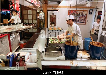 KYOTO, JAPON - 26 NOVEMBRE 2016 : : Restaurant chef prépare des Crêpes okonomiyaki de style japonais à Kyoto, au Japon. Banque D'Images