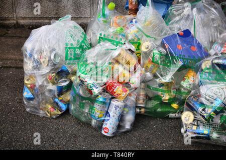 KYOTO, JAPON - 25 NOVEMBRE 2016 : sacs à déchets triés à Kyoto, au Japon. 19  % des déchets municipaux a été recyclé au Japon en 2013 (données de l'OCDE). Banque D'Images