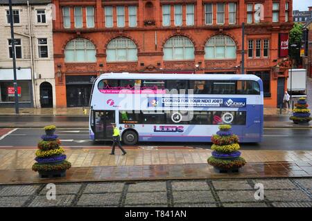 LEEDS, UK - 11 juillet 2016 : Les gens ride FirstLeeds bus à impériale à Leeds, Royaume-Uni. FirstGroup emploie 124 000 personnes. Banque D'Images