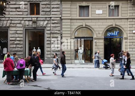 FLORENCE, ITALIE - 1 mai 2015 : Les gens visiter les boutiques de Florence, en Italie. L'Italie est visité par 47,7 millions de touristes par an (2013). Banque D'Images